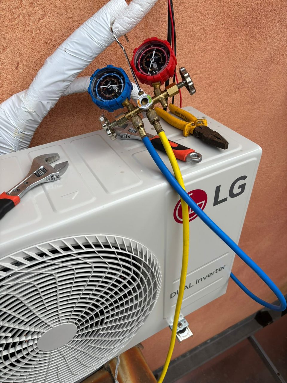 Manifold digital conectado a condensadora LG Dual Inverter durante teste de pressão e carga de gás refrigerante