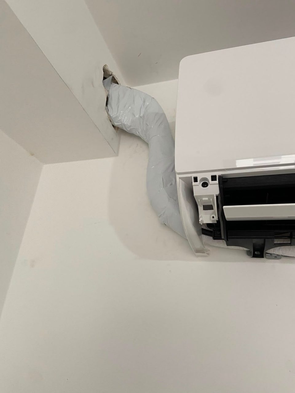 Tubulação de ar-condicionado embutida na parede com isolamento térmico e acabamento limpo