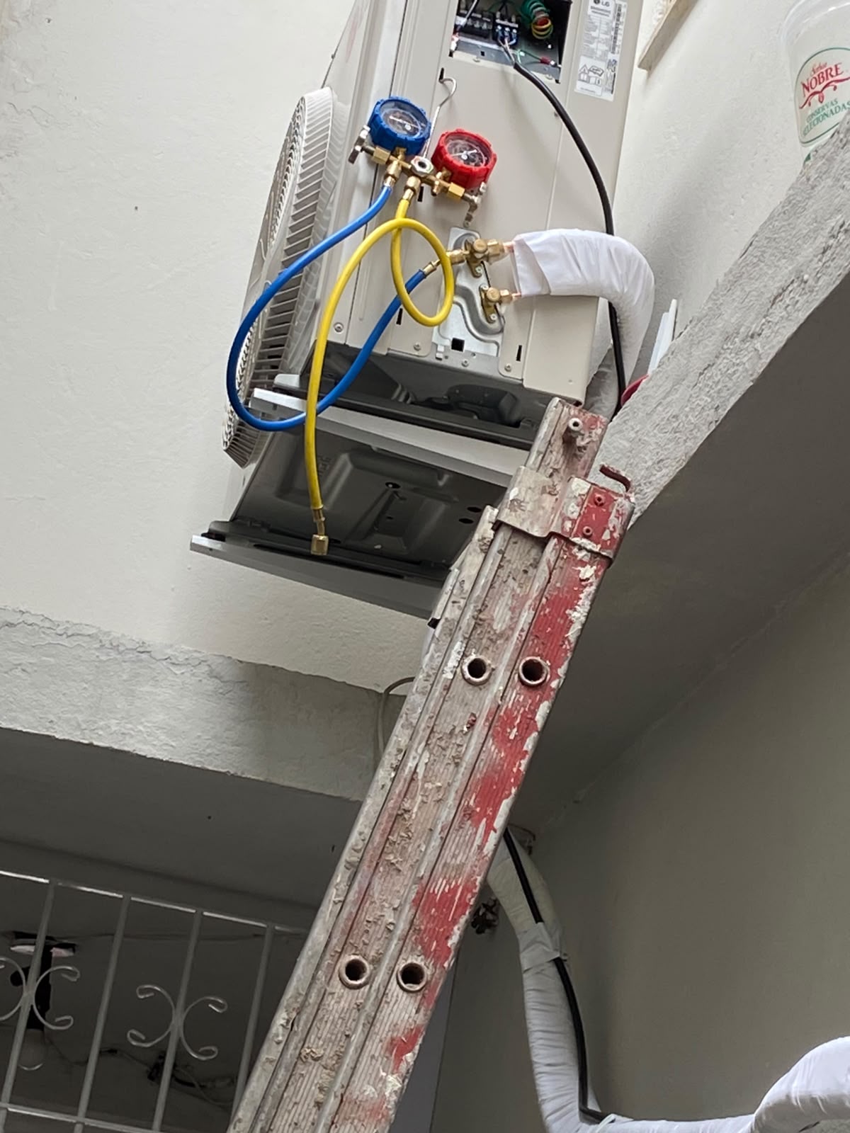 Técnico da Ventorix realizando vácuo e teste de estanqueidade em condensadora de ar-condicionado split